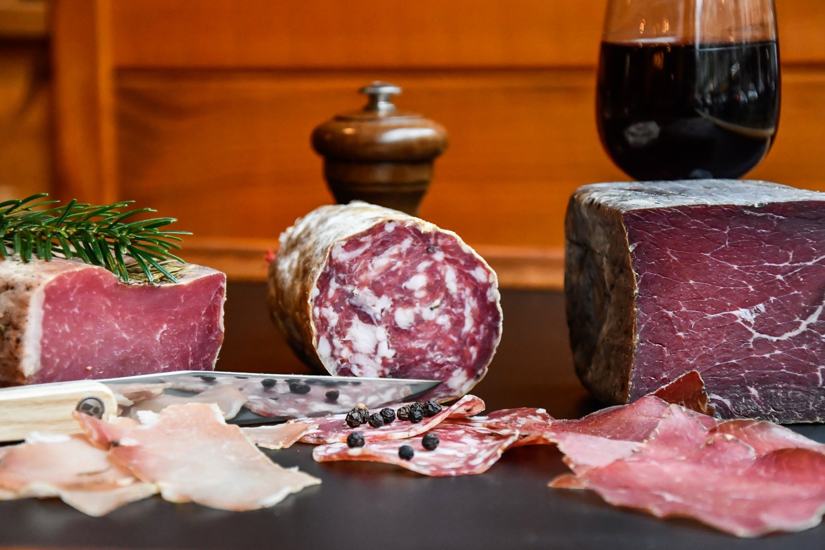 Charcuterie de Savoie : jambon cru, saucisson et viande séchée