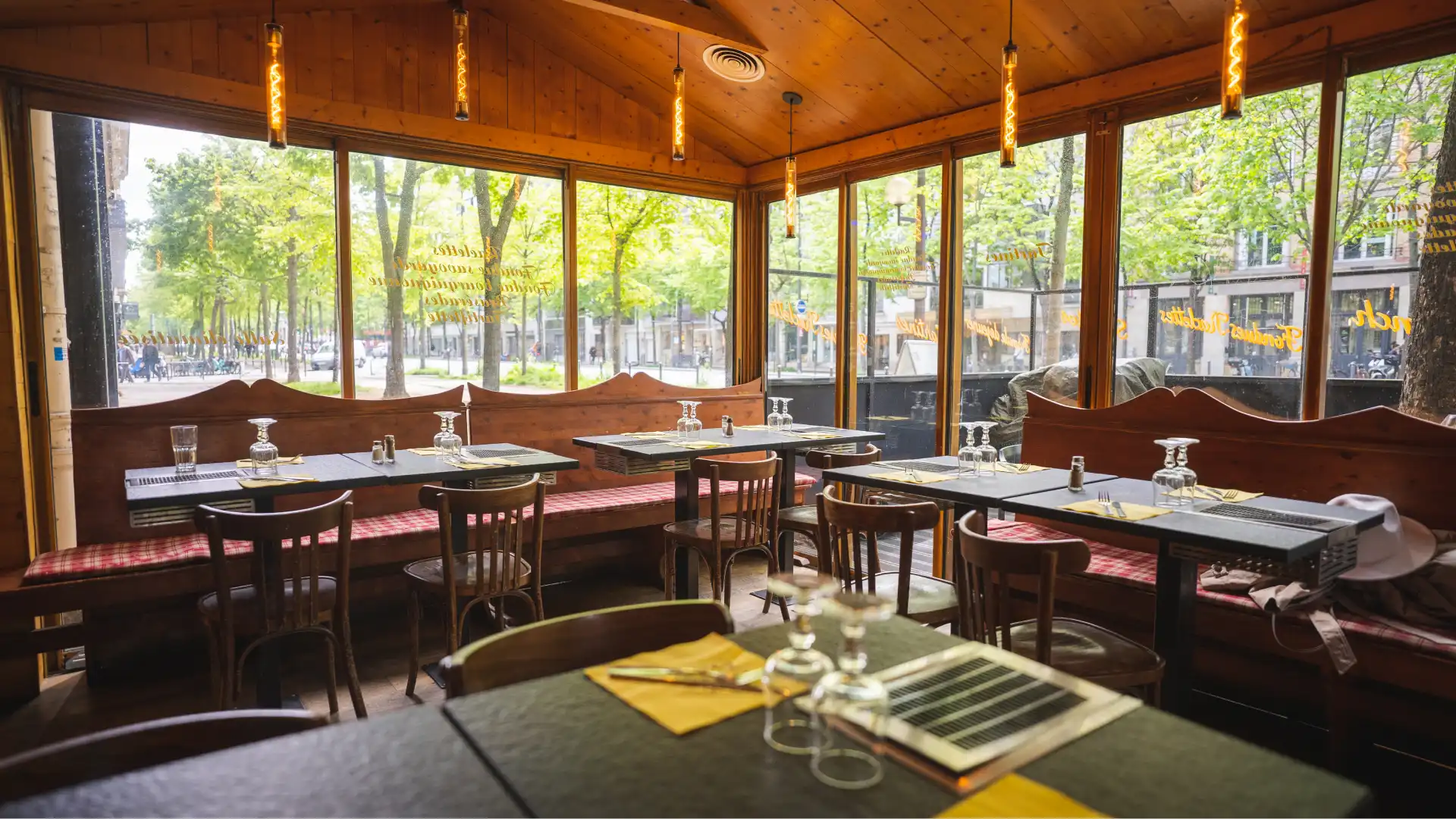 Le premier restaurant Les Fondus de la Raclette, boulevard Raspail à Paris